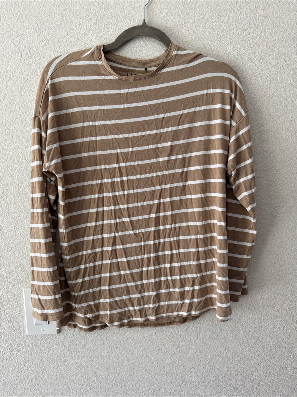 GAP Women’s Long-Sleeve Striped Crewneck - Tan & White
